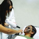 Tratamento facial a laser de carvão